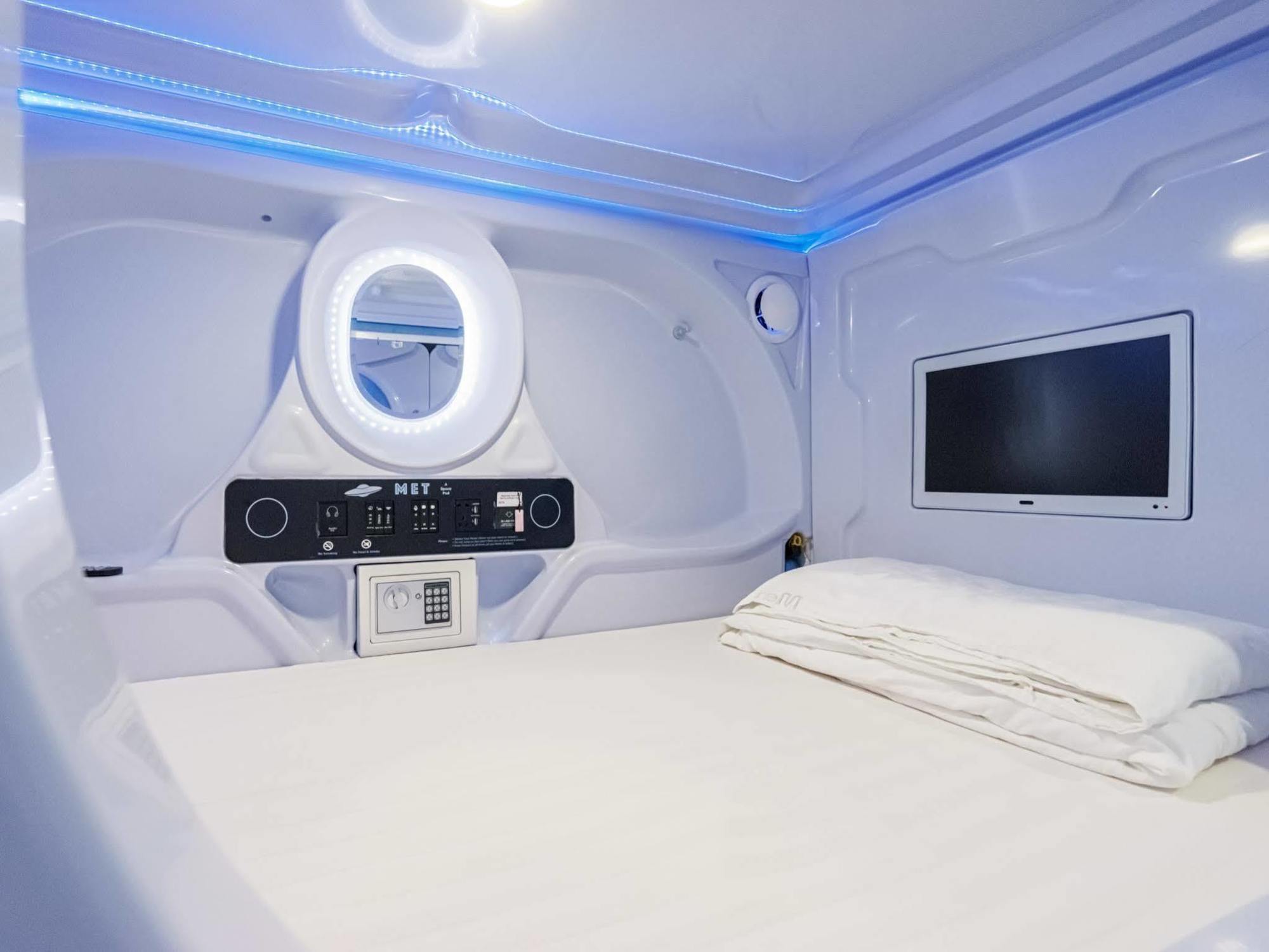 Met A Space Pod @ Boat Quay Singapore Exterior photo